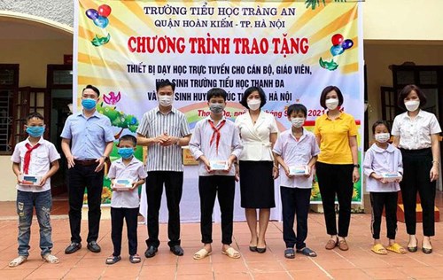 Trường Tiểu học Tràng An, quận Hoàn Kiếm trao tặng 50 thiết bị học trực tuyến cho học sinh khó khăn huyện Phúc Thọ