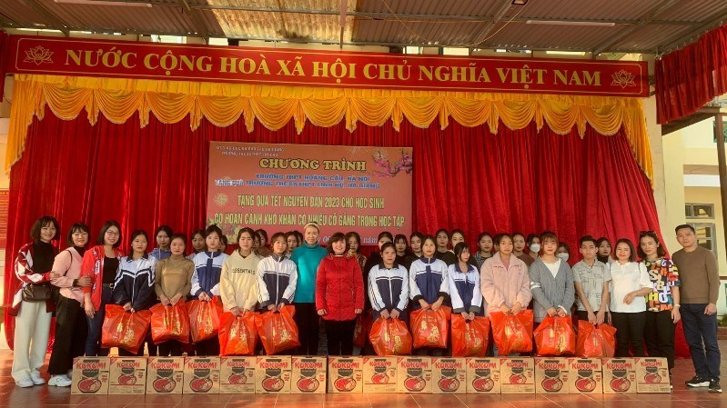 Trường THPT Hoàng Cầu tặng quà cho trường học và học sinh khó khăn vùng cao Hà Giang Tết Quý Mão 2023